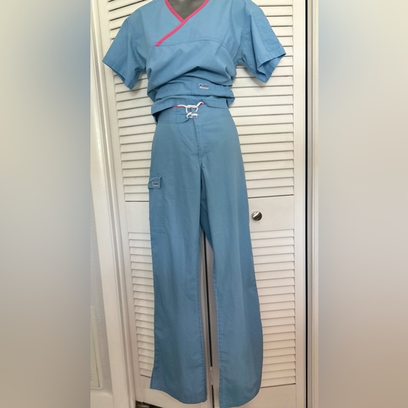 Mobb medical scrub top and bottom set XS top and XS Tall pants -blue and pink - Picture 7 of 10